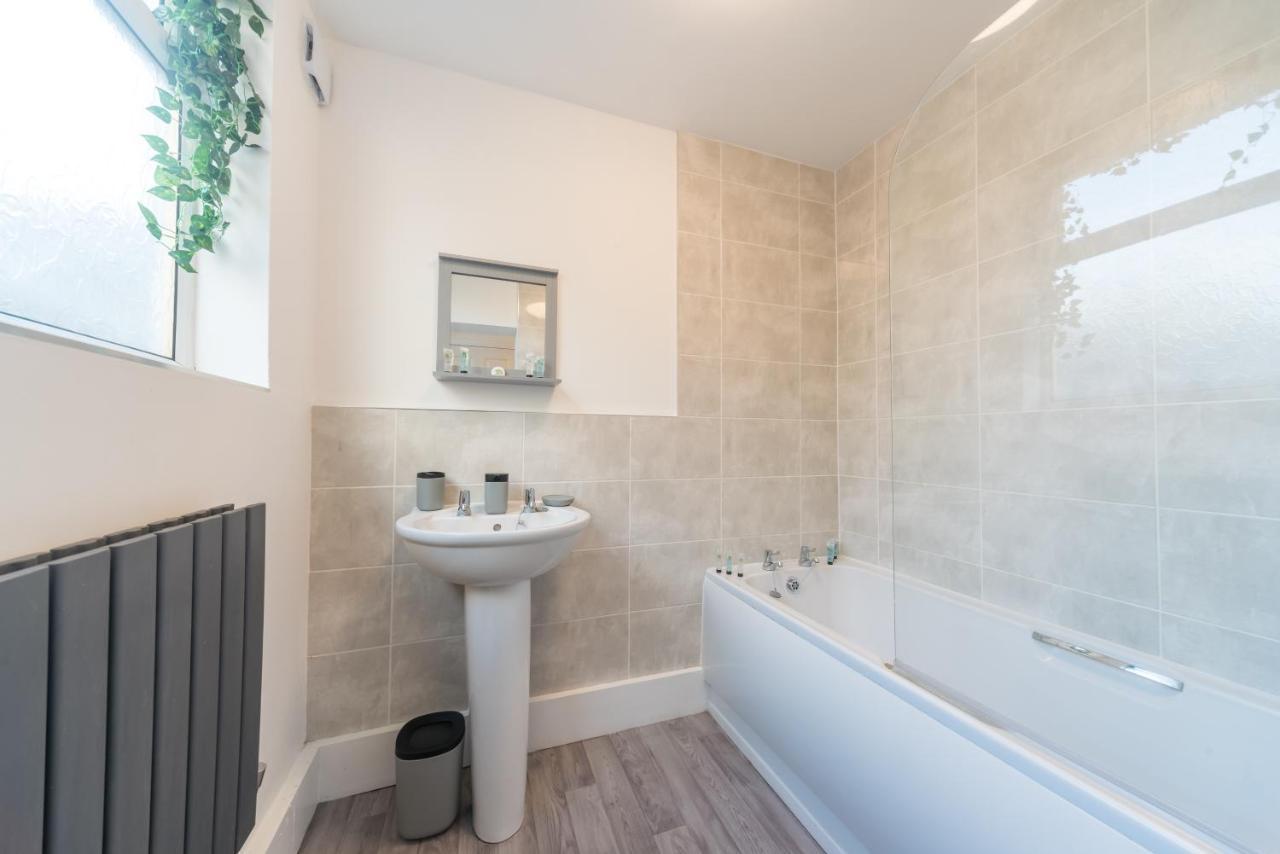 3 Bedroom Saks - 2 Living Area House In Newland Ave Hull كينغستون أبون هول المظهر الخارجي الصورة
