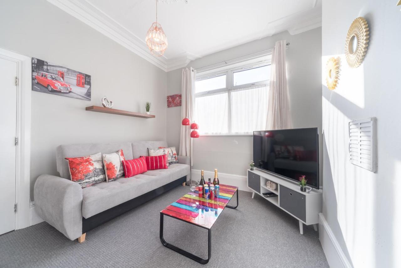 3 Bedroom Saks - 2 Living Area House In Newland Ave Hull كينغستون أبون هول المظهر الخارجي الصورة